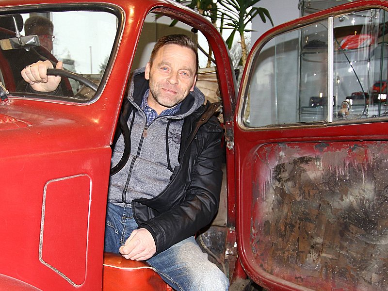 Vorstellung in einem Berliner Autohaus: Thomas &quot;Icke&quot; H&#228;&#223;ler in einem alten Fiat.