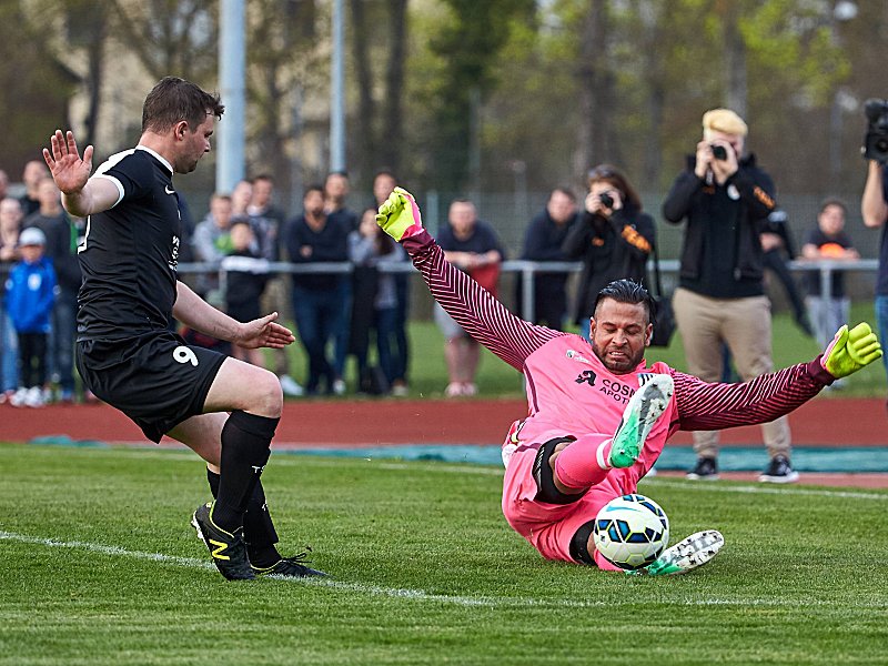 Tim &quot;The Machine&quot; Wiese bei der Arbeit: Der Ex-Bremer gibt alles und kennt auf dem Spielfeld keine Verwandten. 