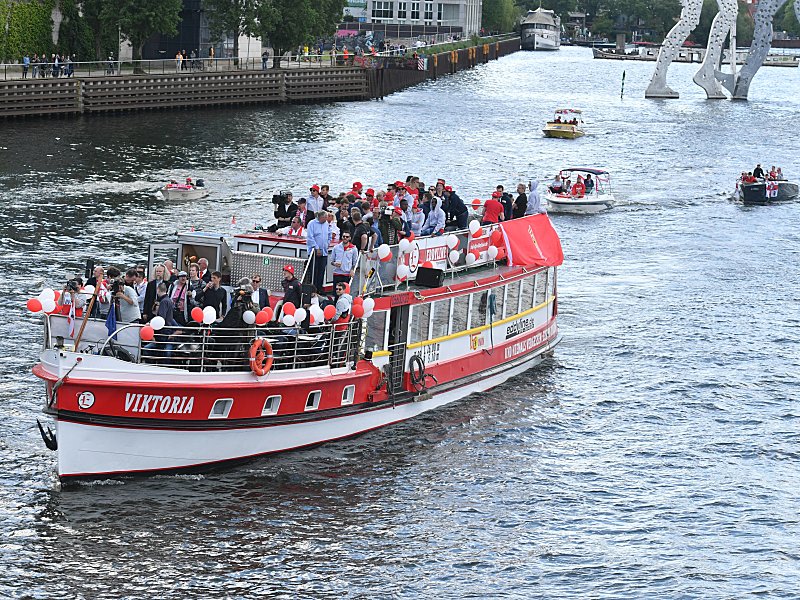 Bootstour durch Berlin: Die Union-Spieler feiern den Aufstieg. 