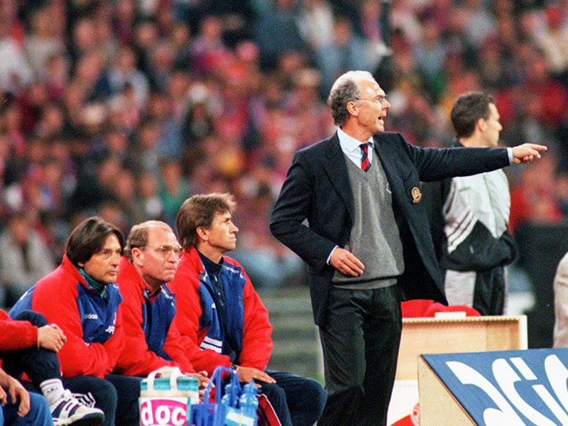 &quot;Kaiser&quot; Franz Beckenbauer (r.) nahm am 31. Spieltag Platz auf der Trainerbank des FC Bayern, &quot;K&#246;nig&quot; Otto Rehhagel wurde gefeuert.  