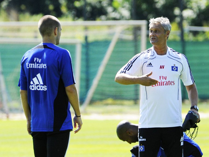 Gespr&#228;chsbedarf: HSV-Trainer Armin Veh wird sich mit Angreifer Mladen Petric unterhalten. 