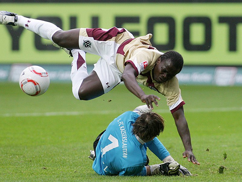 Am Knie verletzt: Didier Ya Konan st&#252;rzt &#252;ber FCK-Keeper Tobias Sippel.