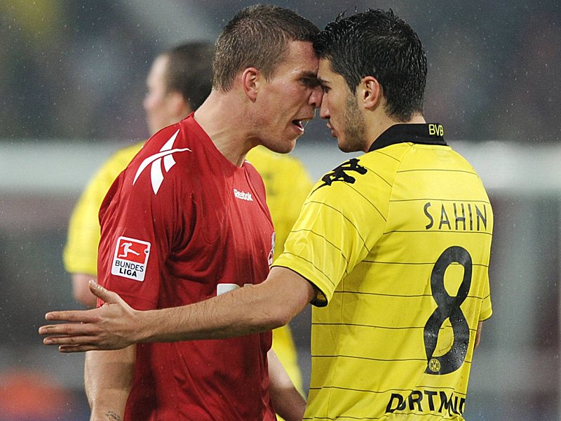 Konnten ihren Disput noch im Spielertunnel beilegen: K&#246;lns Podolski (li.) und Dortmunds Sahin.