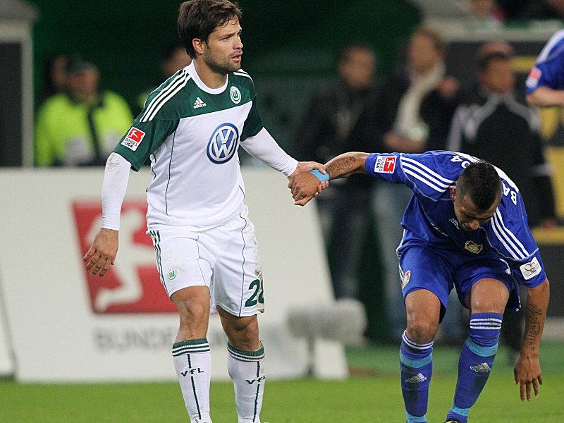 Wolfsburgs Diego (li.) steht im Verdacht, sich gegen&#252;ber Leverkusens Vidal eine T&#228;tlichkeit erlaubt zu haben.