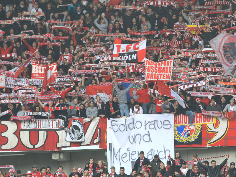 Die K&#246;lner Fans fordern beim Spiel am Samstag in Hannover die Entlassung von Trainer Zvonimir Soldo und Manager Michael Meier. Am Sonntag entlie&#223; der Klub seinen Coach.
