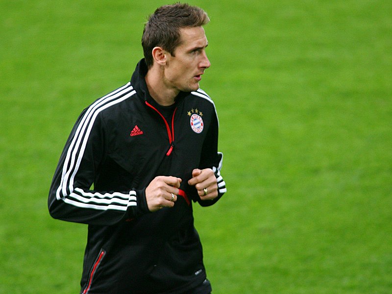Erneutes Verletzungspech: Bayern-Angreifer Klose f&#228;llt wegen eines Muskelfaserrisses drei Wochen aus.