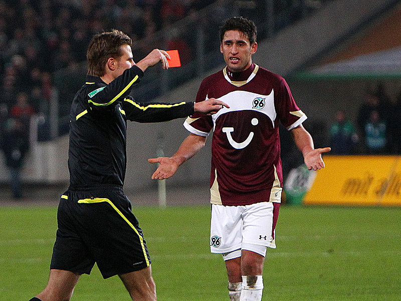 Schiedsrichter Brych zeigt Karim Haggui nach dessen Fehltritt die Rote Karte.