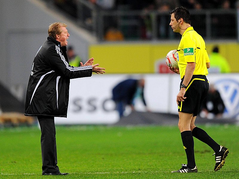 Wolfsburgs Trainer Steve McClaren (li.) zeigt Schiedsrichter Wolfgang Stark das Handspiel Huntelaars an.