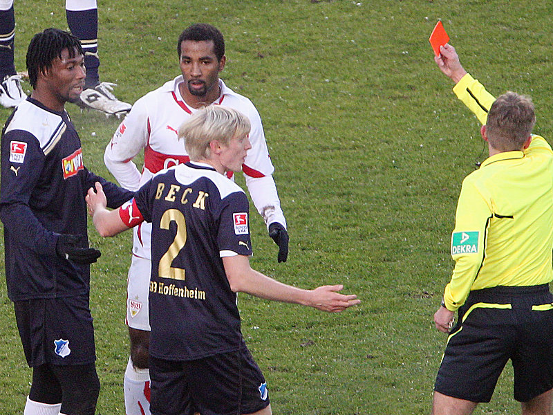 Referee Dr. Drees (re.) zeigt den Hoffenheimer Vorsah (li.) Rot, Beck und Cacau sind auch noch mit dabei.
