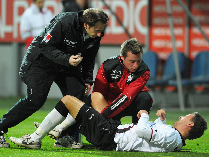 Erste Hilfe: Frankfurts Innenverteidiger Alexander Vasoski wird noch auf dem Spielfeld behandelt. 