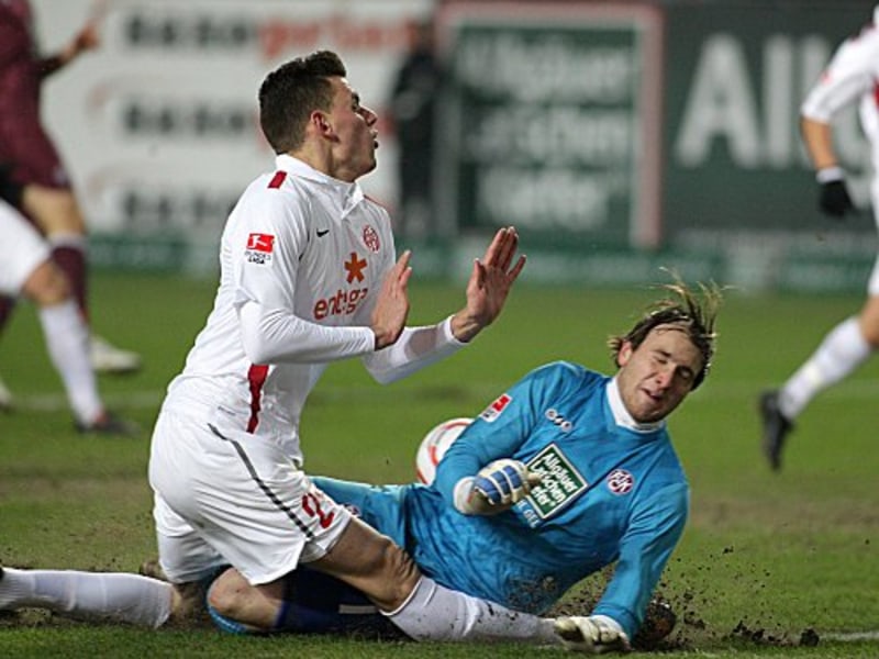 Zog sich eine Knieverletzung zu: Der Mainzer Adam Szalai im Zweikampf mit Lauterns Keeper Sippel.