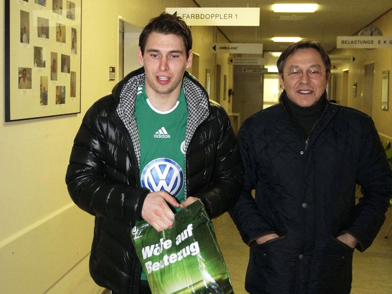 Medizinckeck bestanden: Patrick Helmes und VfL-Chefscout Rudi Wojtowicz in der Wolfsburger Klinik.