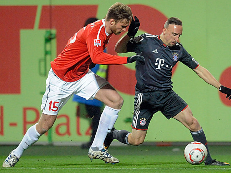 Am vergangenen Wochenende gegen die Bayern oftmals nur zweiter Sieger: Jan Kirchhoff (li., hier im Duell mit Franck Ribery)