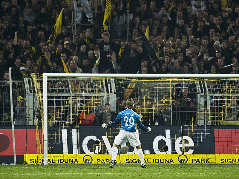 Einer gegen alle: Christian Wetklo provoziert die Dortmunder Fans.