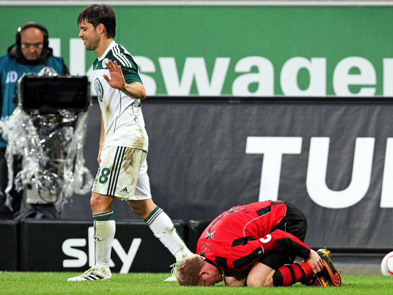 Ermittlung: Der DFB vermutet, Wolfsburgs Diego habe Frankfurts Ochs mit Absicht in die Ferse getreten. 