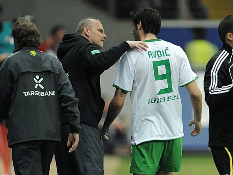 Besorgt: Werder-Coach Thomas Schaaf nimmt Denni Avdic bei seiner Auswechslung in Empfang.
