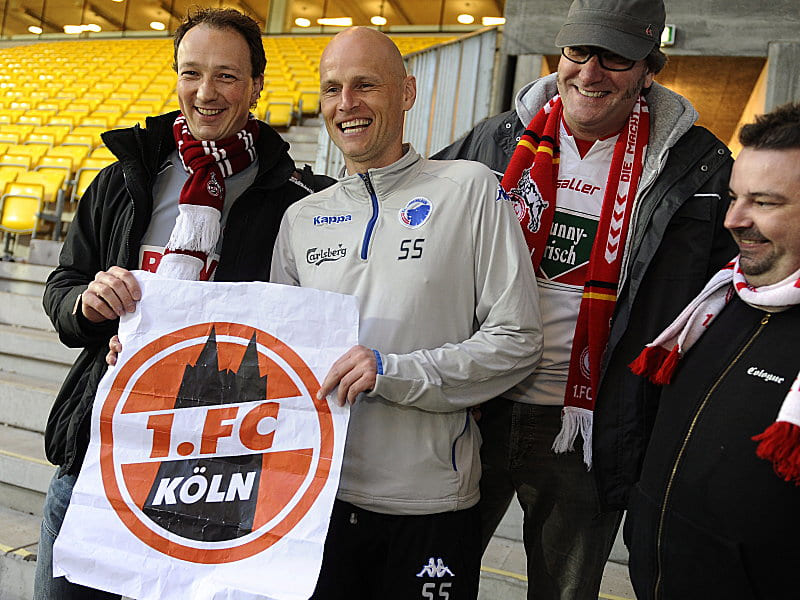 Beschnuppern: Der neue FC-Coach Stale Solbakken bei einem Treffen mit K&#246;lner Fans in D&#228;nemark.