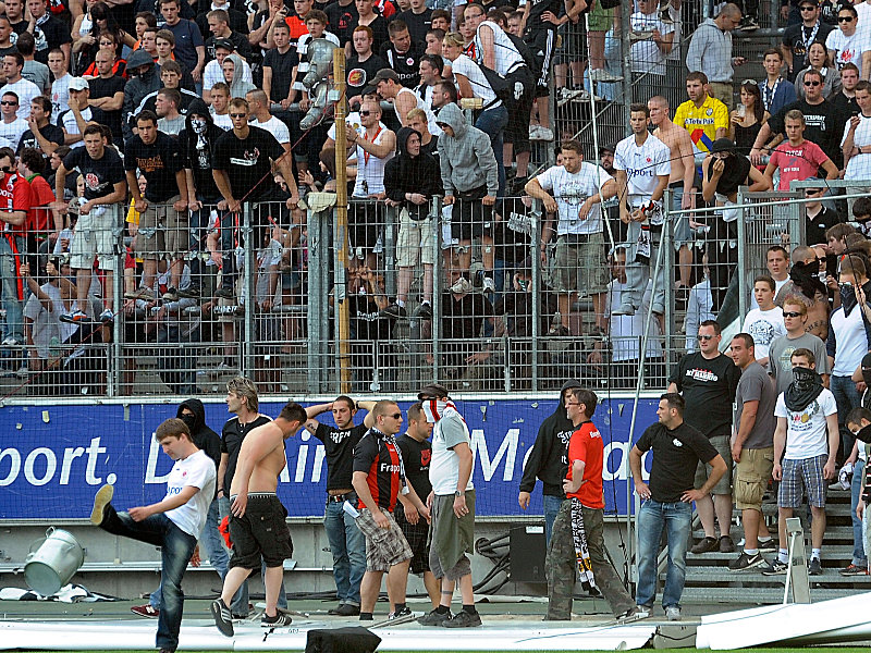 Anh&#228;nger der Eintracht betreten nach dem Spiel gegen K&#246;ln den Innenraum des Stadions.