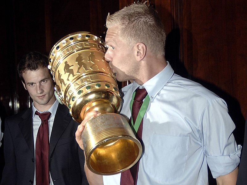 Der absolute H&#246;hepunkt eines langen Club-Kapitels: Andreas Wolf mit dem DFB-Pokal im Jahr 2007.