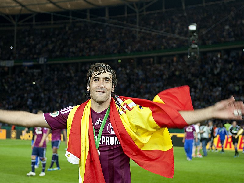 Spanier durch und durch: Raul nach dem Gewinn des DFB-Pokals mit der Nationalflagge seines Heimatlandes.