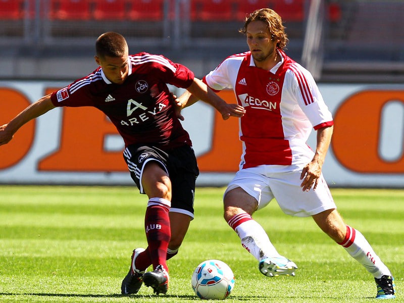 Treffsicher: Robert Mak, links neben Daley Blind, brachte den 1. FCN gegen Ajax Amsterdam in F&#252;hrung. 