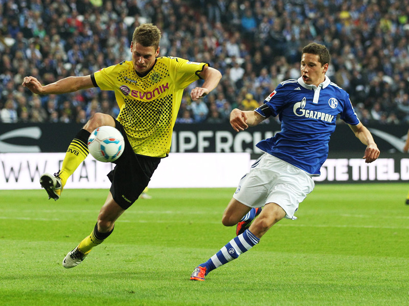Mit Tempo von rechts hinten: Dortmunds Lukasz Piszczek, hier links gegen Schalkes Julian Draxler.