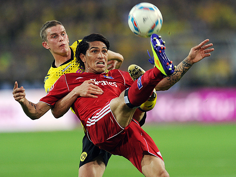 Da war noch alles gut beim Peruaner: Der Hamburger Paolo Guerrero im Duell mit dem Dortmunder Sven Bender.