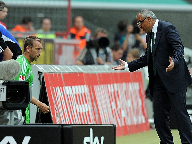 Wenn der Chef ruft: Sebastian Schindzielorz wird von Wolfsburgs Trainer Felix Magath zum Einsatz beordert.