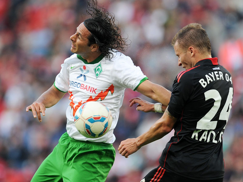 Leverkusens Torsch&#252;tze Kadlec stoppt in der Defensive Bremens Pizarro.