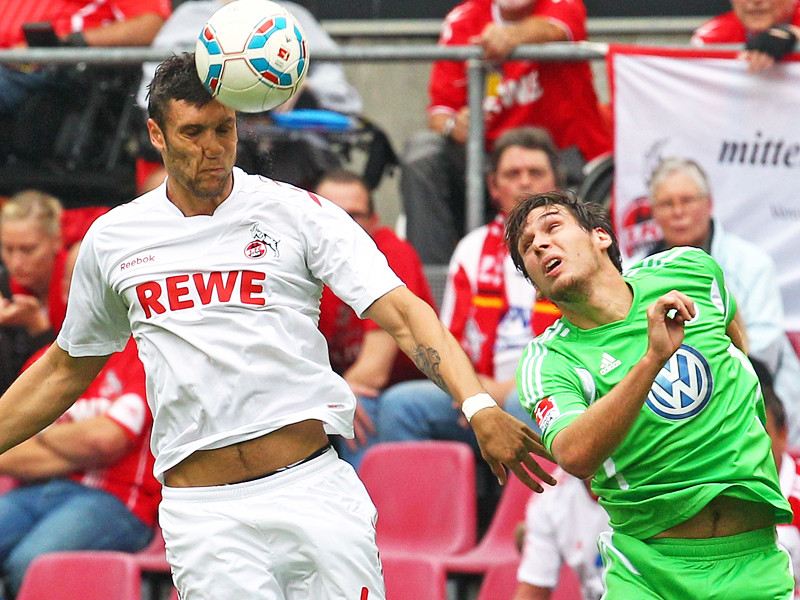Zwangspause: K&#246;lns Kevin Pezzoni, links gegen Wolfsburgs Patrick Helmes, erhielt Sportverbot.