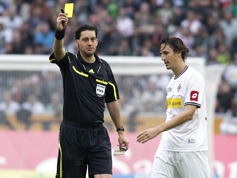 Zwangspause: Gladbachs Roul Brouwers sah von Schiedsrichter Graefe gegen Stuttgart eine Gelbe Karte zu viel. 