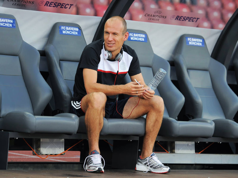 Zum Zusehen verurteilt: Arjen Robben kann den Bayern in Lautern nicht helfen. 