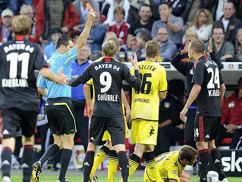Leverkusens Michal Kadlec (re.) muss nach seiner Roten Karte in der Partie gegen Borussia Dortmund dreimal zuschauen.