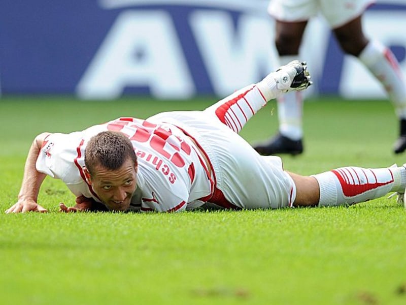 Ein Bild mit Symbolcharakter: Julian Schieber am Boden. Der St&#252;rmer wird dem VfB Stuttgart noch l&#228;nger verletzt fehlen.