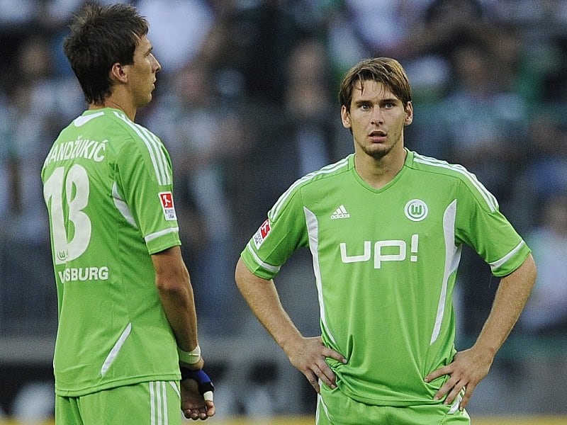 Zu viel gestanden - findet Magath: Mario Mandzukic und Patrick Helmes vom VfL Wolfsburg.