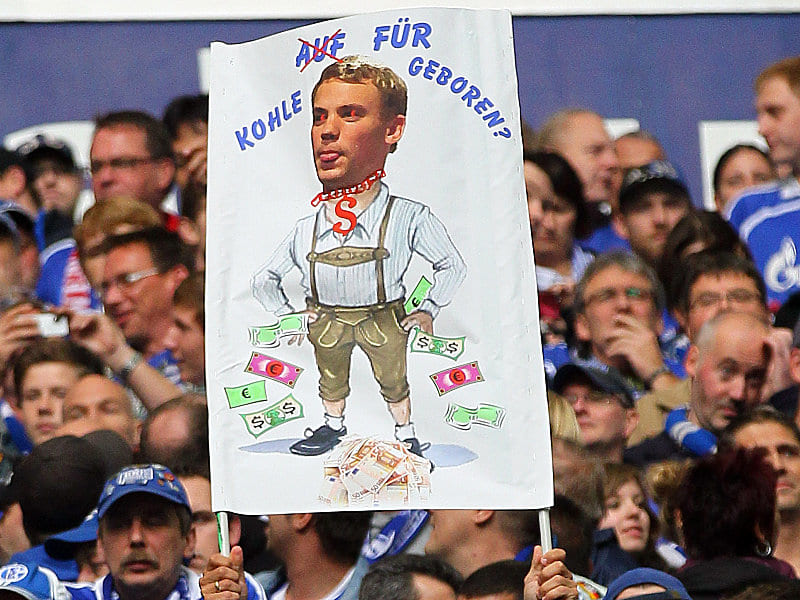 Auf oder f&#252;r Kohle geboren? Egal: Manuel Neuer ist f&#252;r den harten Kern der Fans ohnehin schon gestorben.