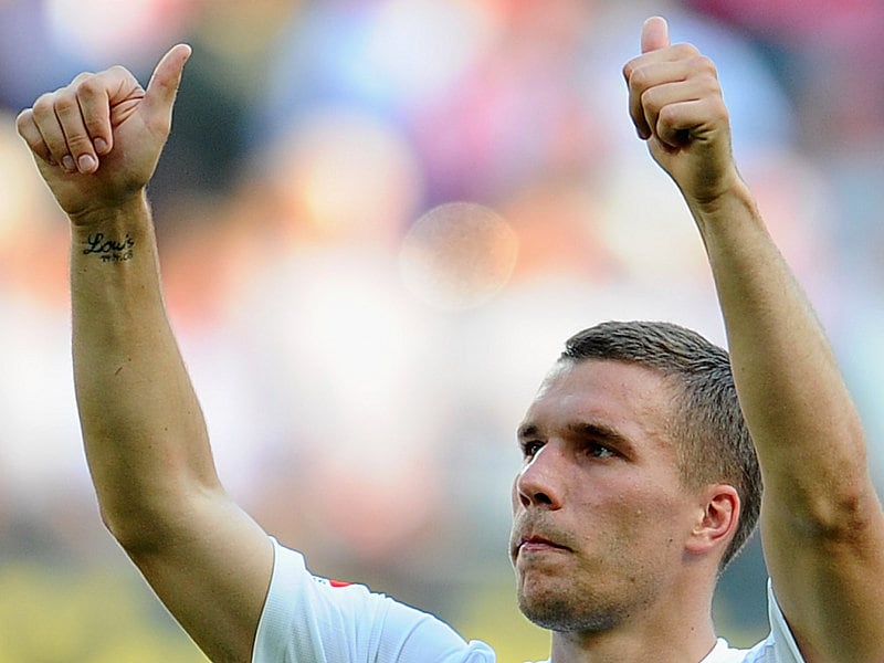 Daumen nach oben! K&#246;lns Lukas Podolski kann in Stuttgart spielen.