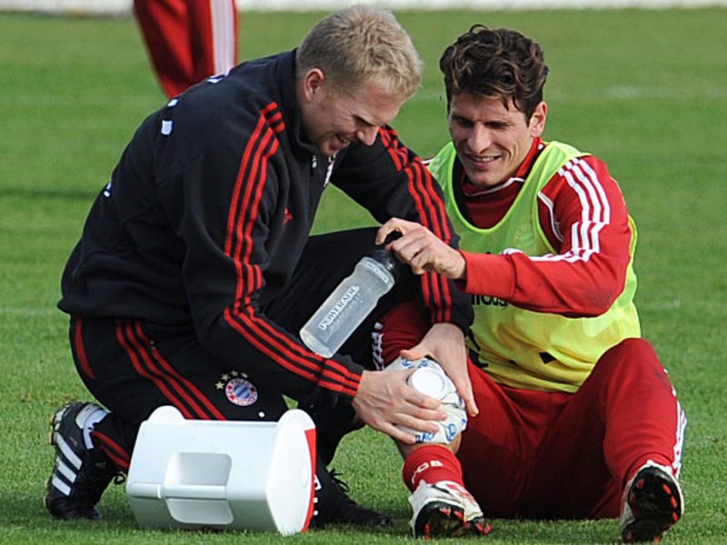 Mit einem Eisbeutel gegen die Schmerzen: Mario Gomez brach das Training ab.