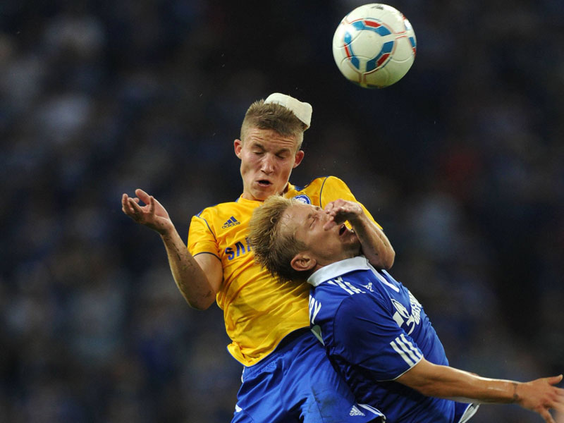Hart im Nehmen: Alexander Ring (l.) verliert im Duell mit dem Schalker Holtby seinen Kopfverband.