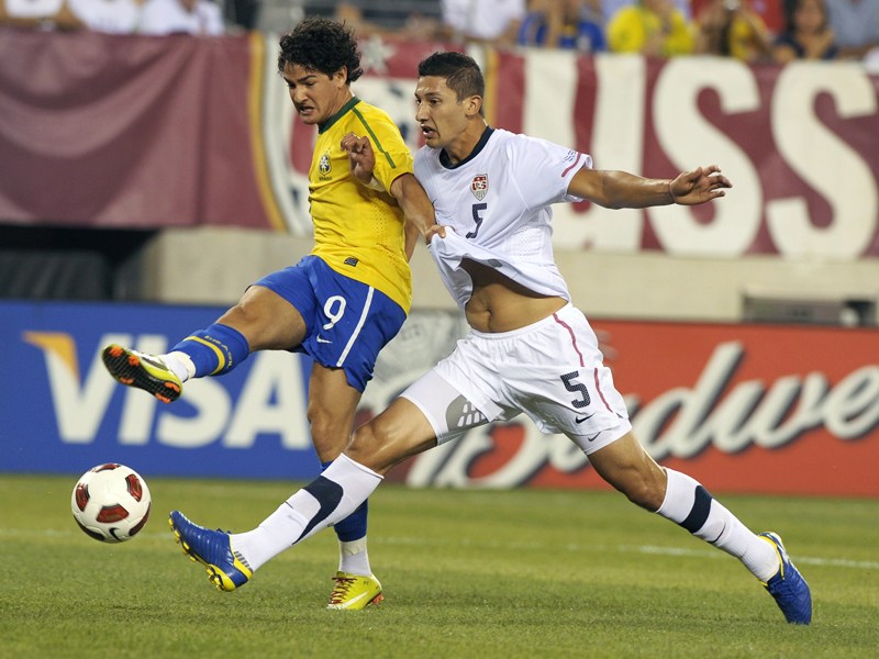 US-Nationalspieler: Omar Gonzalez, rechts gegen Brasiliens Alexandre Pato, spielt f&#252;r den 1. FCN.