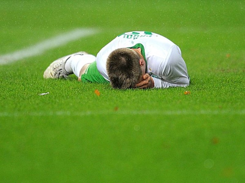 Schmerzhafter R&#252;ckrundenauftakt: Werders Sebastian Pr&#246;dl wurde voll im Gesicht erwischt.