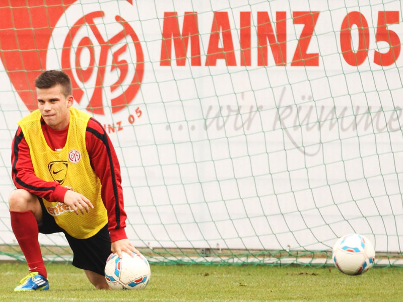 Durfte nicht zum FCA: Zoltan Stieber muss sich in Mainz durchbei&#223;en.