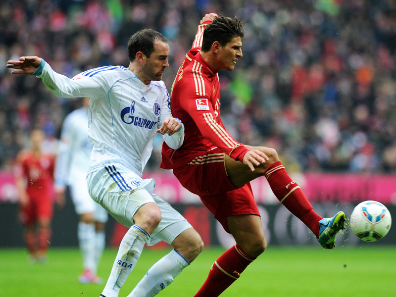 Verletzungspause: Schalkes Christoph Metzelder, links gegen Bayerns Gomez, erlitt einen Muskelfaserriss.