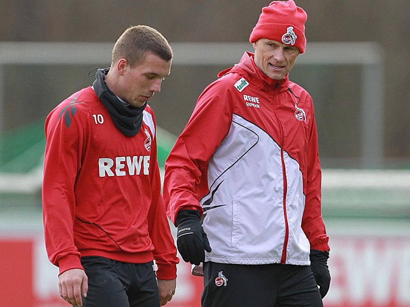 Vertraglich bis 2013 an den FC gebunden: Lukas Podolski, hier im Gespr&#228;ch mit Stale Solbakken.