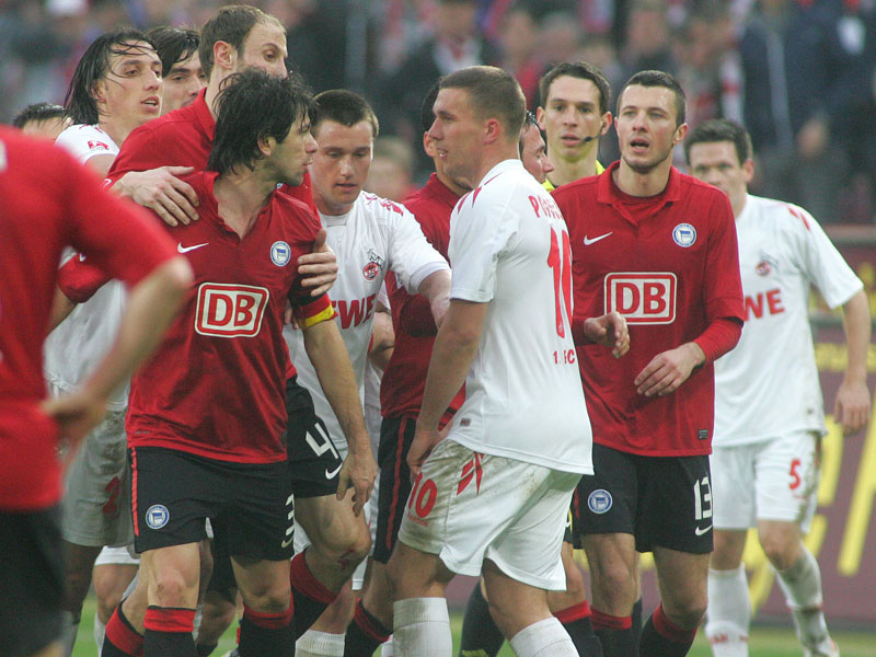 In dieser Szene verlor das Schiedsrichtergespann die &#220;bersicht: Podolski (r.) und Kobiashvili geraten aneinander.