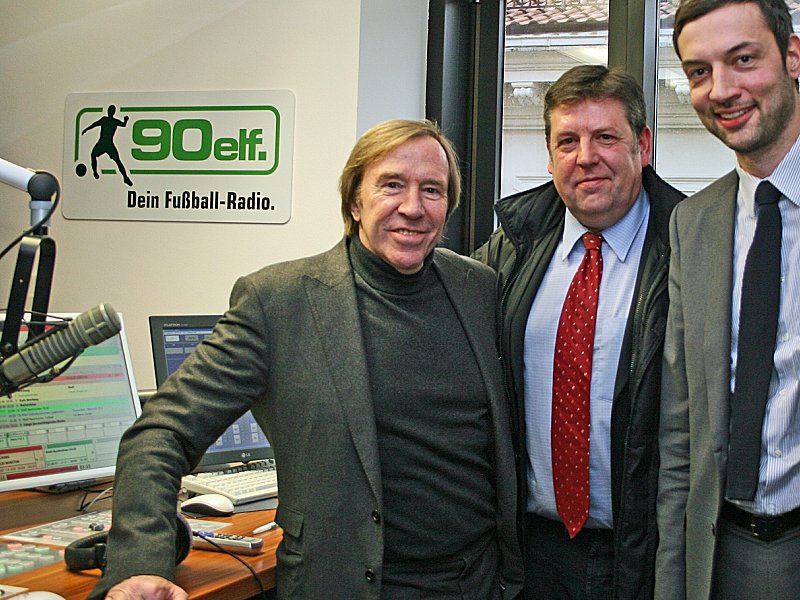 Teamwork: G&#252;nter Netzer, Wilfried Mohren und 90elf-Chef Florian Fritsche im Leipziger Studio (v.l.).