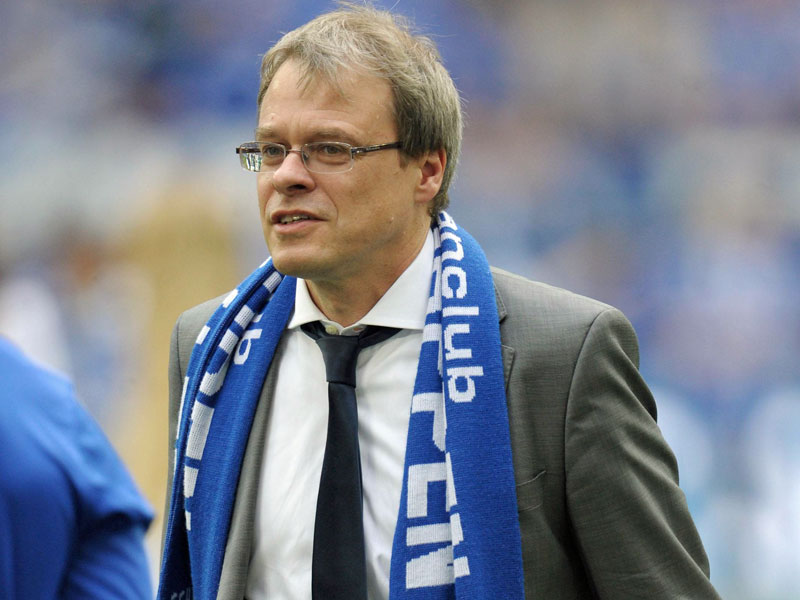 Angenehme Zahlen pr&#228;sentiert: Schalke-Finanzvorstand Peter Peters.