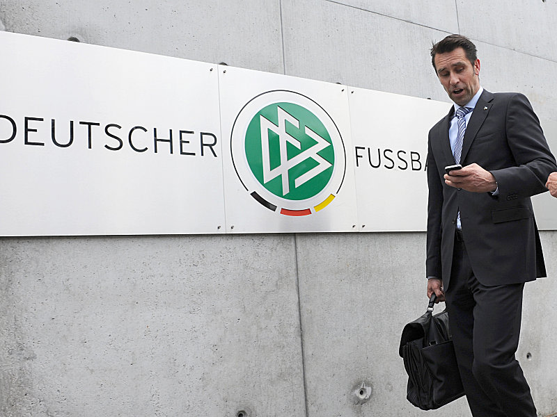 Auf dem Weg in die DFB-Zentrale: Hertha-Manager Michael Preetz.