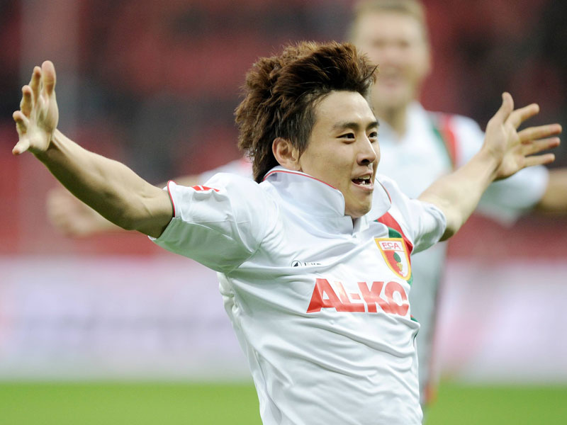 Jubelt auch in der kommenden Saison f&#252;r den FC Augsburg: Jo-Cheol Koo.