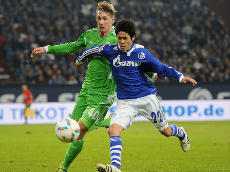 Sebastian Polter (li.), hier noch im Wolfsburg-Trikot, im Duell mit Schalkes Atsuto Uchida.